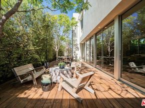 2000 Walnut Avenue, Venice CA 90291