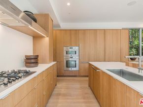 2000 Walnut Avenue, Venice CA 90291
