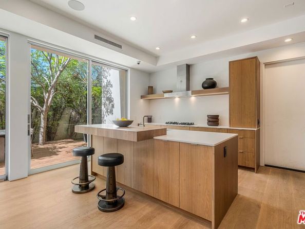 2000 Walnut Avenue, Venice CA 90291