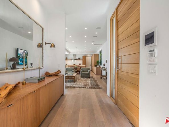 2000 Walnut Avenue, Venice CA 90291
