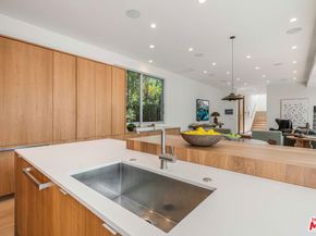 2000 Walnut Avenue, Venice CA 90291