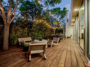 2000 Walnut Avenue, Venice CA 90291