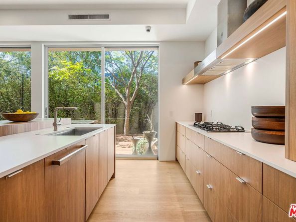 2000 Walnut Avenue, Venice CA 90291