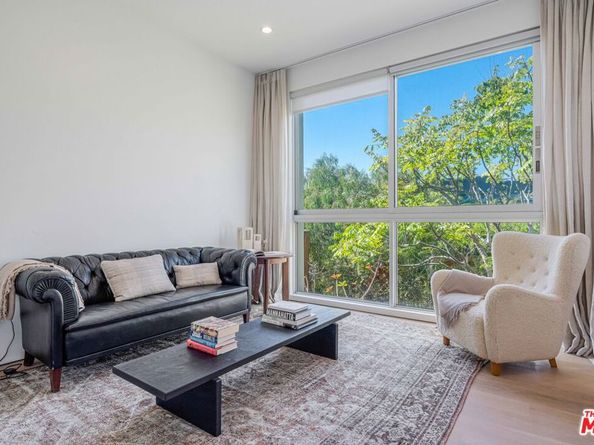 2000 Walnut Avenue, Venice CA 90291