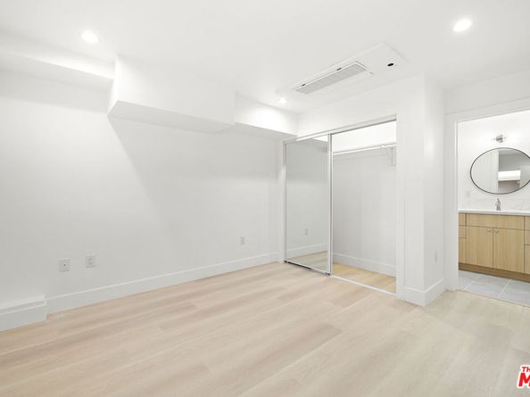 5651 Case Avenue, North Hollywood CA 91601