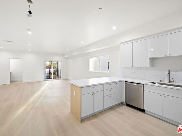 5651 Case Avenue, North Hollywood CA 91601