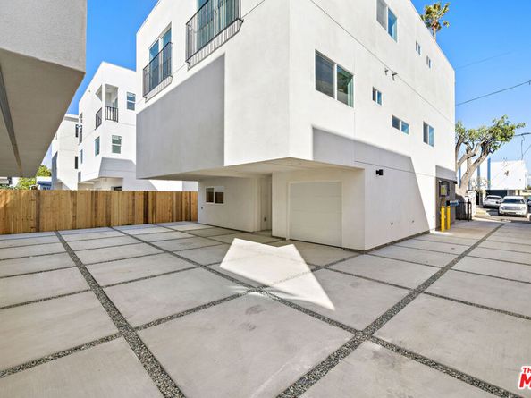 5651 Case Avenue, North Hollywood CA 91601