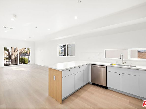 5651 Case Avenue, North Hollywood CA 91601