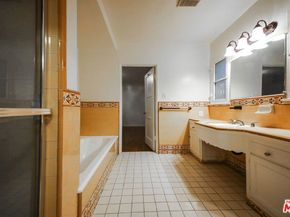 147 N Detroit Street, Los Angeles CA 90036