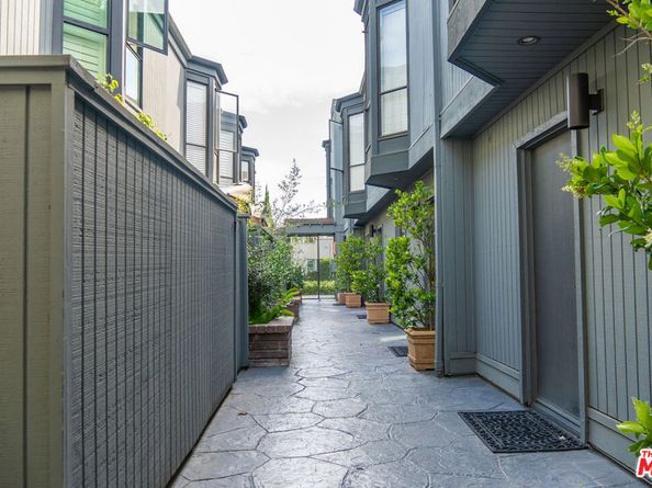 880 Hilldale Avenue 10, West Hollywood CA 90069