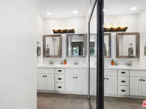 6540 Hayvenhurst Avenue 28, Lake Balboa CA 91406