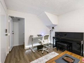 6540 Hayvenhurst Avenue 28, Lake Balboa CA 91406
