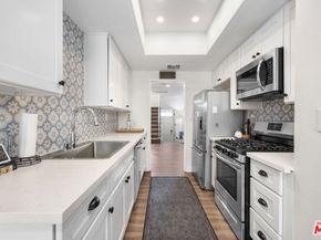 6540 Hayvenhurst Avenue 28, Lake Balboa CA 91406