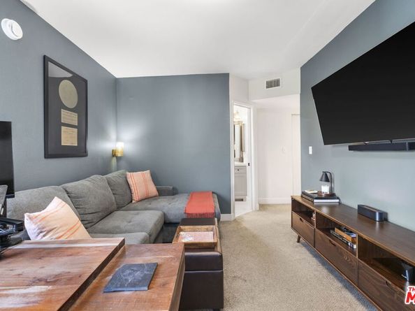 6540 Hayvenhurst Avenue 28, Lake Balboa CA 91406
