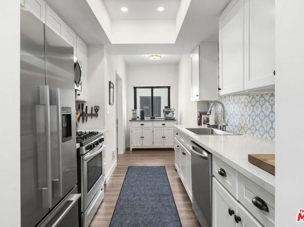 6540 Hayvenhurst Avenue 28, Lake Balboa CA 91406