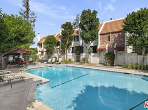 6540 Hayvenhurst Avenue 28, Lake Balboa CA 91406
