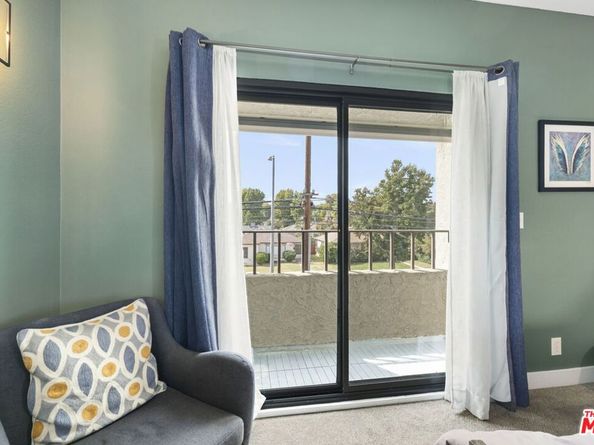 6540 Hayvenhurst Avenue 28, Lake Balboa CA 91406