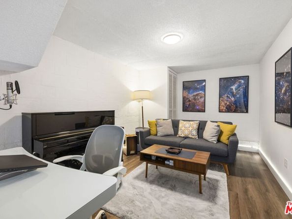 6540 Hayvenhurst Avenue 28, Lake Balboa CA 91406