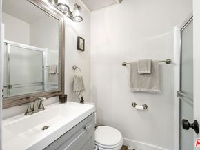 6540 Hayvenhurst Avenue 28, Lake Balboa CA 91406