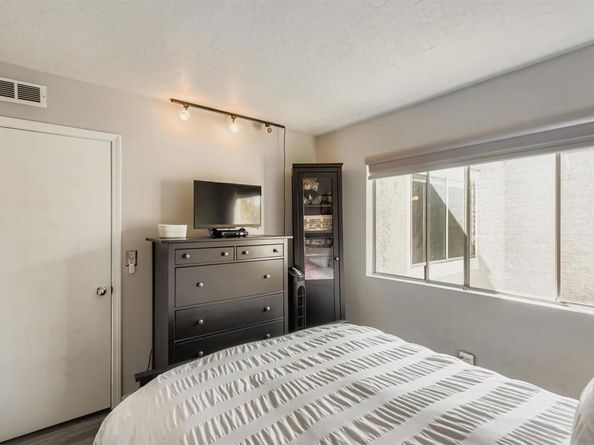 5059 La Cuenta Dr, San Diego CA 92124