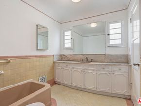 7932 Blackburn Avenue, Los Angeles CA 90048