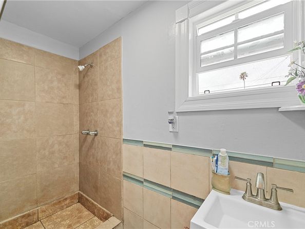 1665 Arlington, Los Angeles CA 90019