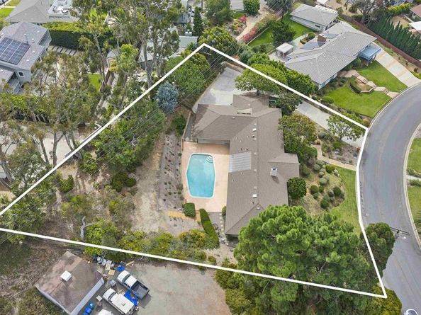 3190 Falcon Drive, Carlsbad CA 92008