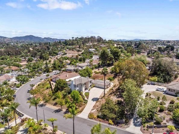 1957 Cresthaven Drive, Vista CA 92084