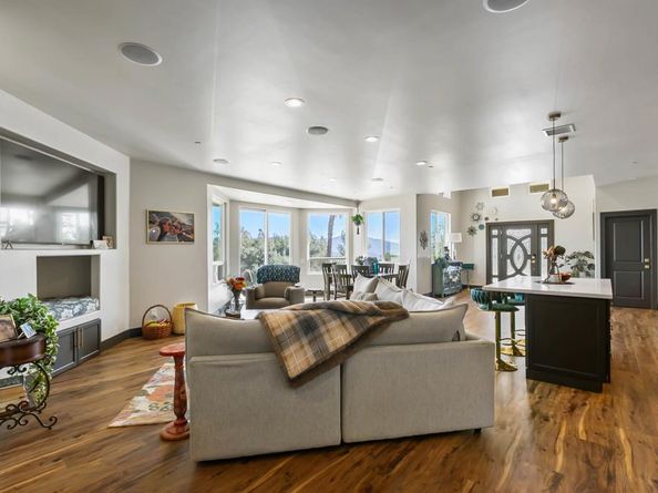 296 East Lane, El Cajon CA 92021