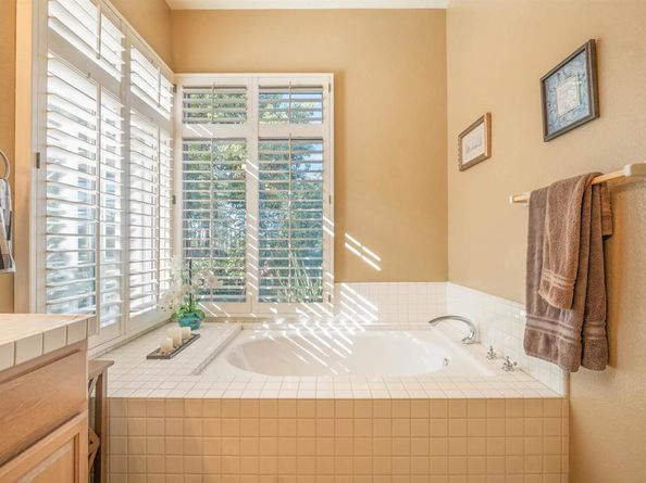 1052 Calle De Lepanto, Escondido CA 92025