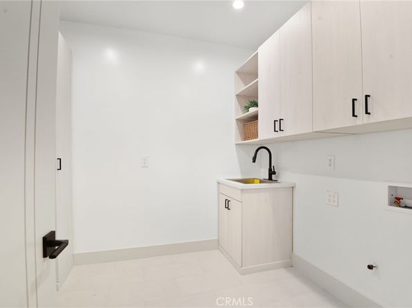 16226 Dickens, Encino CA 91436