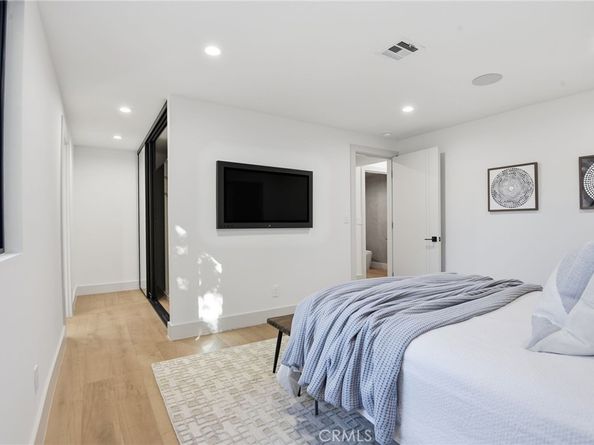 16226 Dickens, Encino CA 91436