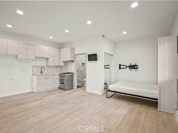 6709 Mammoth Avenue, Los Angeles CA 91405