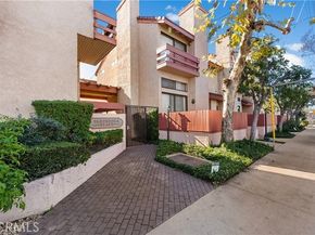 21054 Parthenia 11, Canoga Park (los Angeles) CA 91304