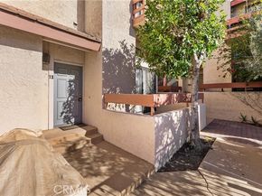 21054 Parthenia 11, Canoga Park (los Angeles) CA 91304