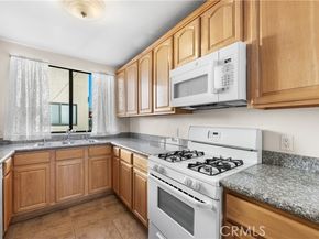 21054 Parthenia 11, Canoga Park (los Angeles) CA 91304