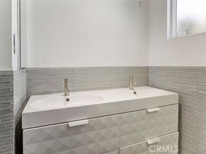 8022 Longridge Avenue, North Hollywood (los Angeles) CA 91605