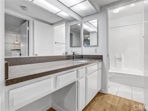 22100 Burbank 130C, Woodland Hills (los Angeles) CA 91367