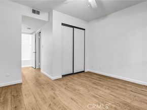22100 Burbank 130C, Woodland Hills (los Angeles) CA 91367