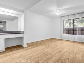 22100 Burbank 130C, Woodland Hills (los Angeles) CA 91367
