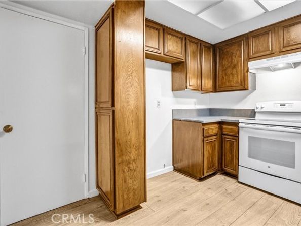 22100 Burbank 130C, Woodland Hills (los Angeles) CA 91367