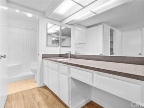 22100 Burbank 130C, Woodland Hills (los Angeles) CA 91367