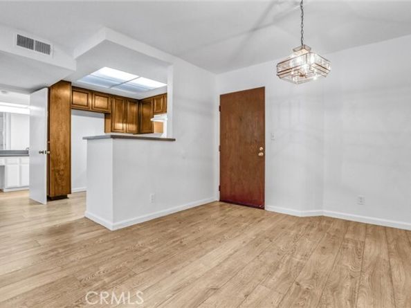 22100 Burbank 130C, Woodland Hills (los Angeles) CA 91367