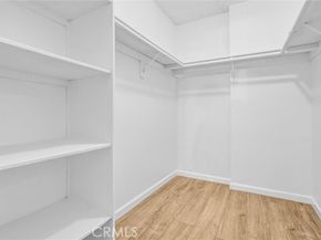 22100 Burbank 130C, Woodland Hills (los Angeles) CA 91367