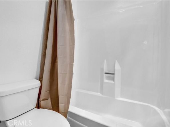 22100 Burbank 130C, Woodland Hills (los Angeles) CA 91367