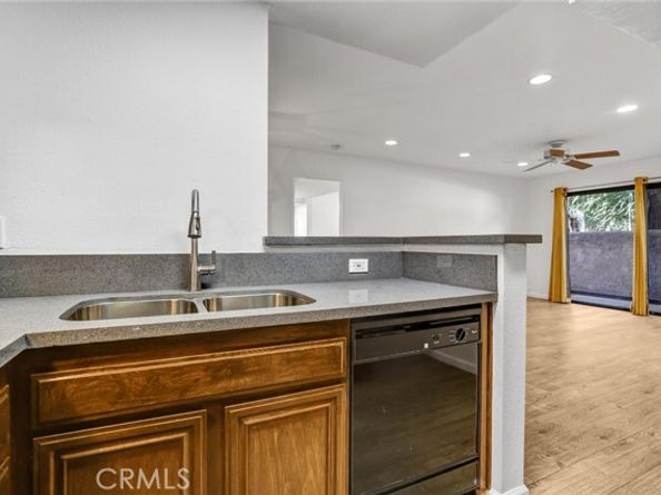 22100 Burbank 130C, Woodland Hills (los Angeles) CA 91367