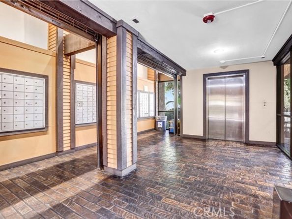 22100 Burbank 130C, Woodland Hills (los Angeles) CA 91367