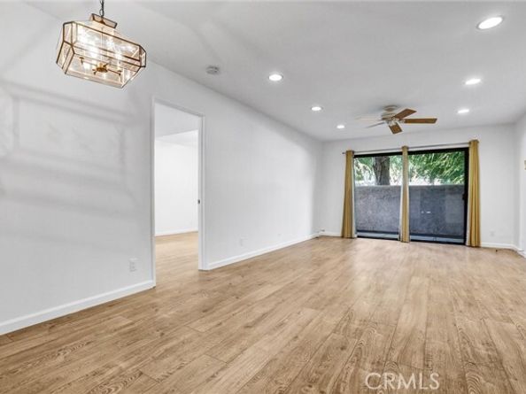 22100 Burbank 130C, Woodland Hills (los Angeles) CA 91367
