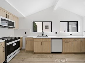 8542 De Celis Pl, North Hills (los Angeles) CA 91343