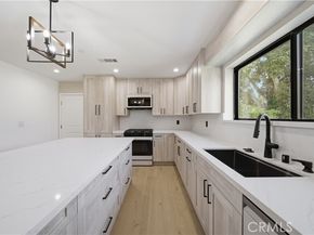 8542 De Celis Pl, North Hills (los Angeles) CA 91343
